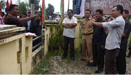  Puluhan Warga Demo Tuntut KPU Transfaran