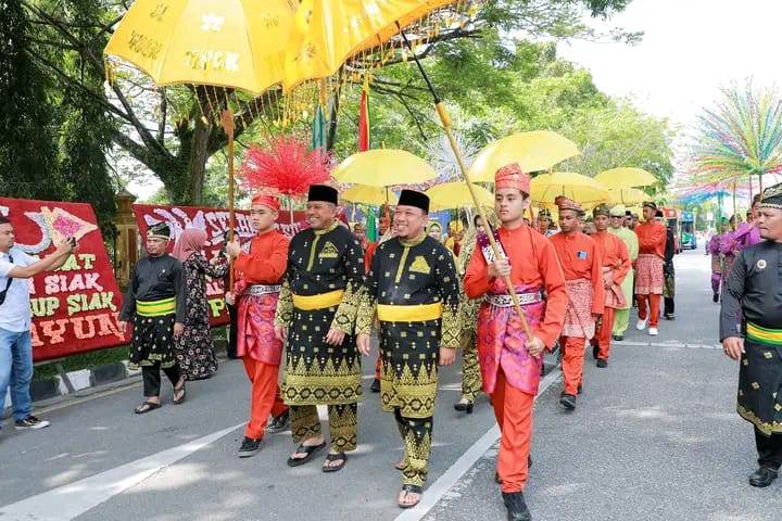 Berhasil Bawa Negeri Siak Berkemajuan, Bupati dan Wakil Bupati Siak Terima Gelar Adat
