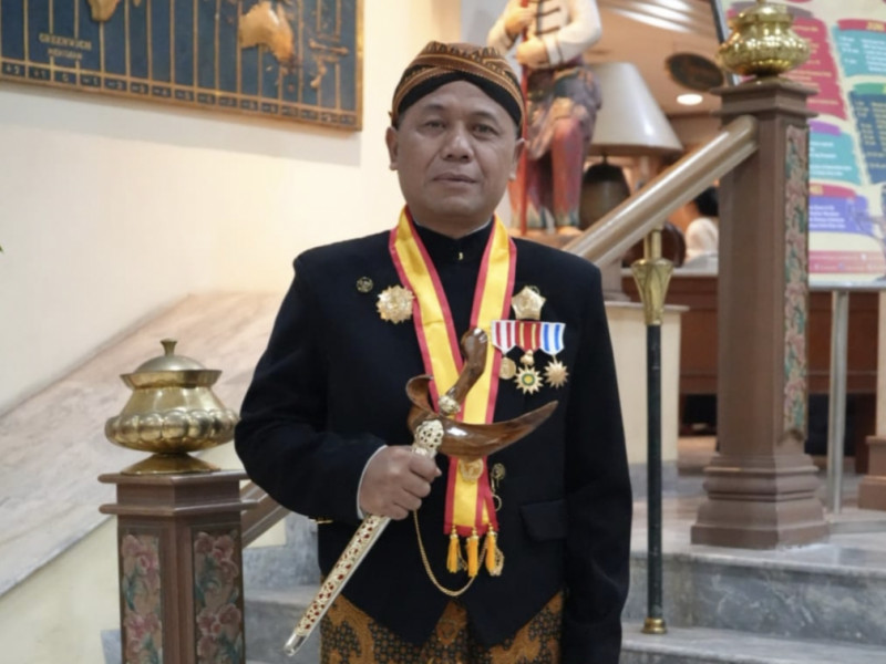 Sekda Kuansing Disematkan Gelar Kehormatan Kanjeng Raden Tumenggung