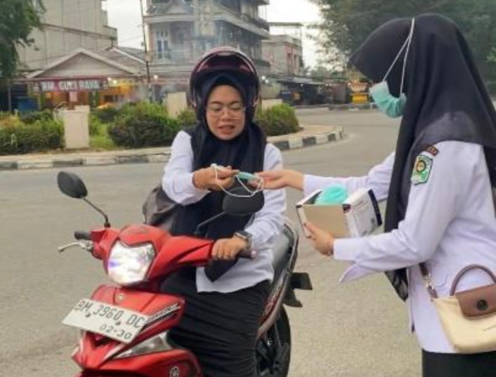 Kualitas Udara Terpantau Tidak Sehat, Dinas Kesehatan Bagikan Masker Gratis Kepada Masyarakat