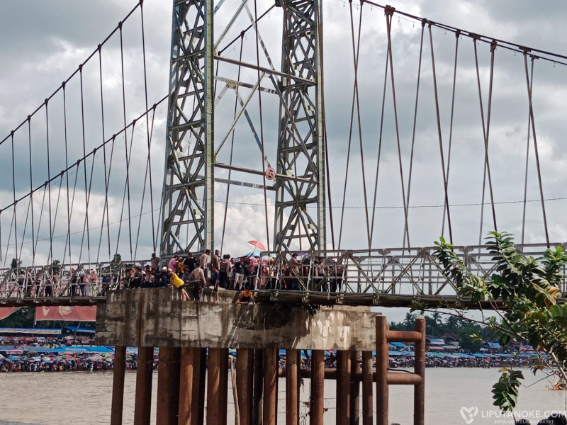 Jembatan Gantung Keluarkan Bunyi Seperti Mau Patah, Panitia Pacu Jalur Dinilai Abai Keselamatan Pengunjung