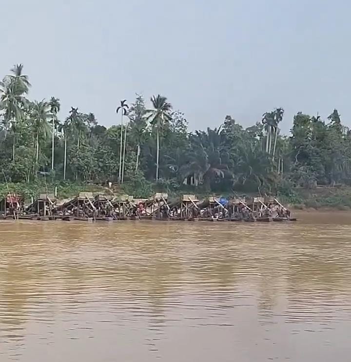 Ponton PETI Kembali Muncul Saat Pacu Jalur, Klaim 'Bersih' Sungai Kuantan Dipertanyakan