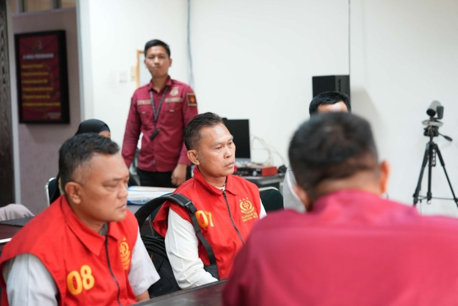 Segera Disidangkan, Penyidik Kejati Sumsel Serahkan Jaksa Gadungan ke Jaksa Penuntut