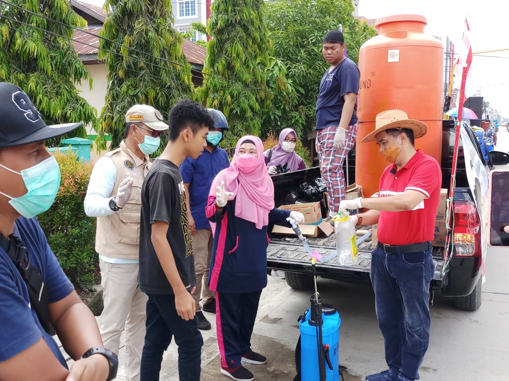 Cegah Penyebaran Covid 19, Ketua IKKD Inhil Bagikan Cairan Disinfektan