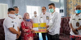 Bupati Rohil Serahkan Bantuan Untuk Korban Serangan Buaya