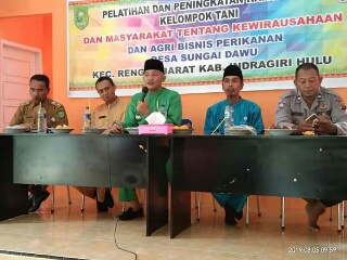 Kades Sungai Dawu Berikan Pelatihan SDM Kelompok Tani