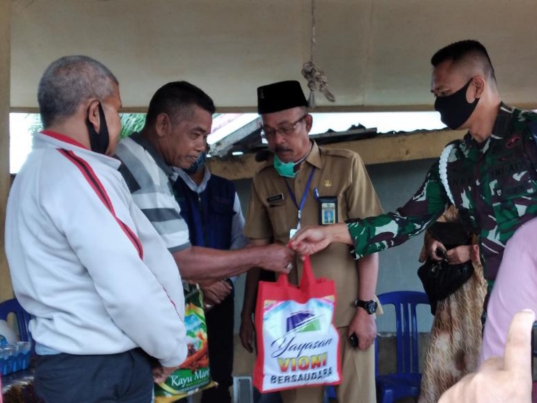 Kunjungi Korban Bencana, Ogut Bersama Dansub Denpom I/3-2 dan Manager PLN Serahkan Sembako