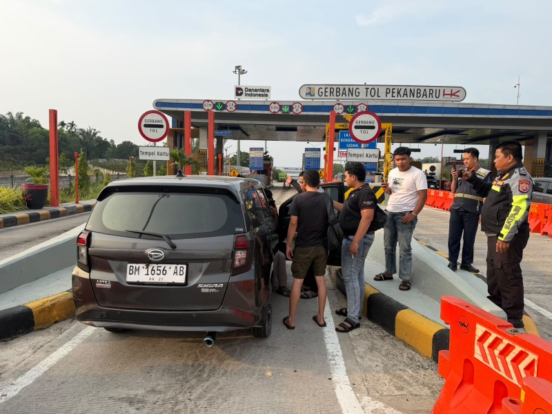 Diduga Ditarik Leasing, Pengemudi Diselamatkan PJR di Gerbang Tol Muara Fajar