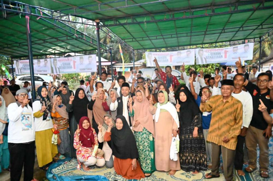 Meskipun Diguyur Hujan Deras, Warga Tetap Setia Menunggu Kedatangan Cagubri Abdul Wahid