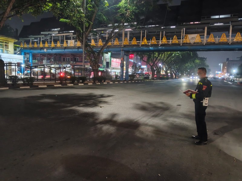 Menyeberang di Bawah JPO, Pejalan Kaki Tertabrak Motor di Sudirman