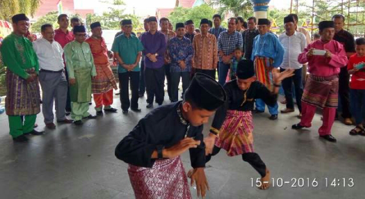 Hadiri Pelantikan IKKS Pelalawan Bupati H. Mursini Disambut Dengan Aktraksi Silat