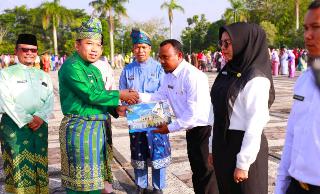 Husni Merza Serahkan SK PPPK kepada 648 Guru di Siak