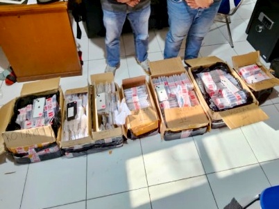 Modus 'Barang Tak Bertuan', Bea Cukai Bengkalis Gagalkan 652 iPhone Selundupan Rp4 Miliar