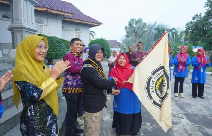 Lepas Kontingen PORSENI IGTKI ke Kuansing, Bupati Afni: Selamat Bertanding