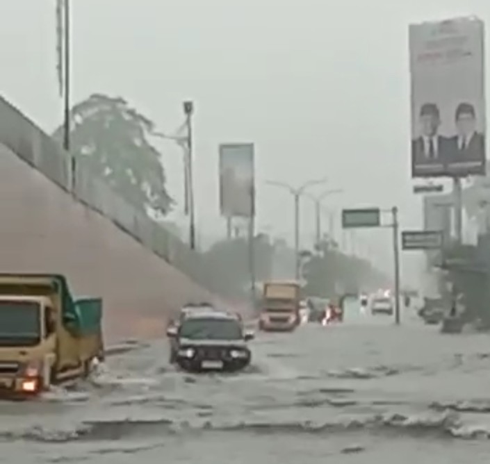 Diguyur Hujan Deras 4 Jam, Jalanan di Pekanbaru Terendam
