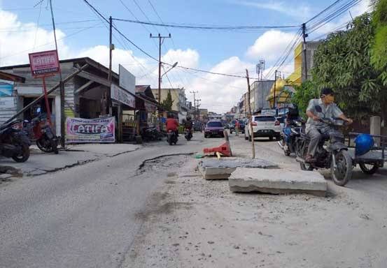 Jalan Bekas Galian IPAL dan PDAM Rusak Berat, Sekda Riau: Panggil Kontraktornya!