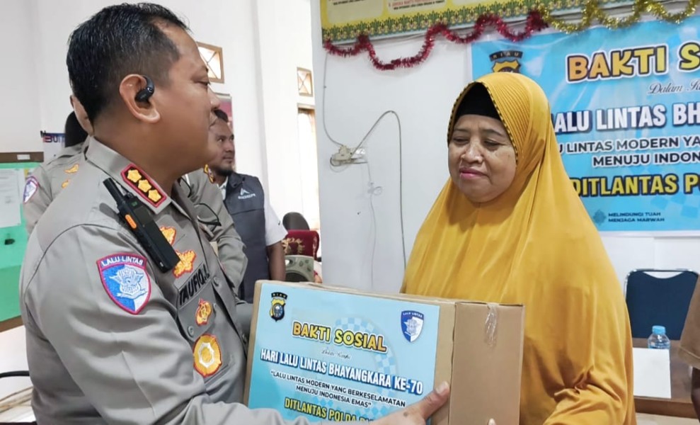 HUT Lalu Lintas Bhayangkara ke-70, Ditlantas Polda Riau Bagikan 200 Paket Sembako
