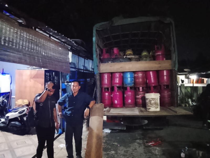 Polda Riau Grebek Rumah Tempat Jual Gas Oplosan di Pekanbaru