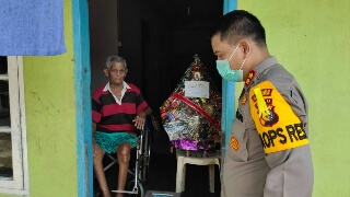 Jelang Hari Raya Idul Fitri 1441, Kapolres Inhu Bantu Warga Berkebutuhan Khusus 