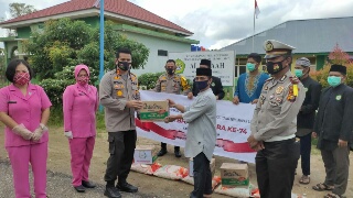 Belasan Guru Terima Bantuan Sembako dari Polres Inhu