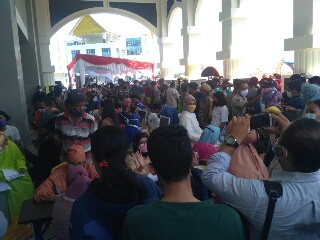 Vaksinasi Massal HUT Kota Pekanbaru Membludak, Peserta Abaikan Prokes