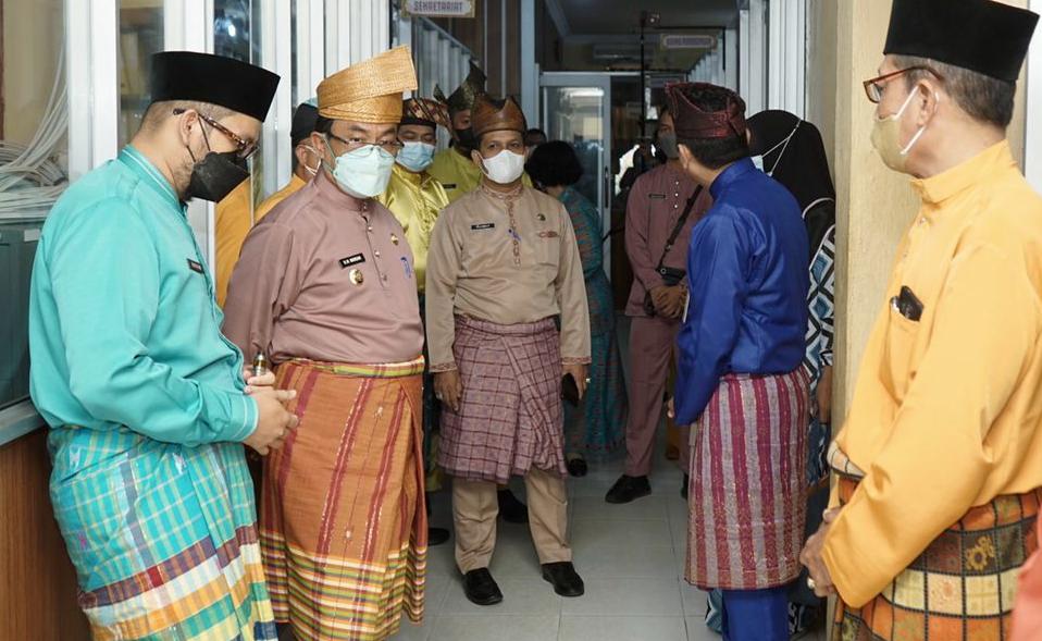 Bupati Inhil Tinjau Pelaksanaan Klinik Putri di Kantor Disdagtri