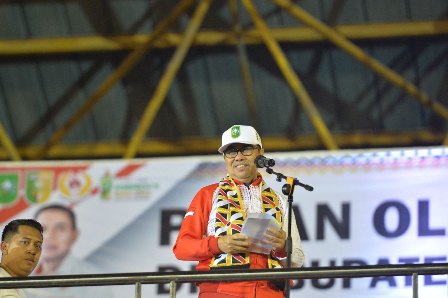 Porprov Riau X 2022 Sukses Digelar, Gubri Serahkan Piala Kepada Bengkalis