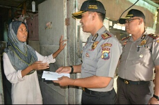 Polresta Pekanbaru Beri Bantuan kepada Keluarga Kurang Mampu 