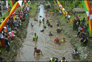 Bupati Wardan Buka Festival Bekaroh di Desa Sungai Intan