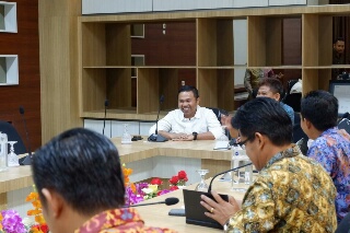 Banyak Keluhan Masyarakat, Abdul Wahid Kunjungi ke PLN Riau-Kepri 