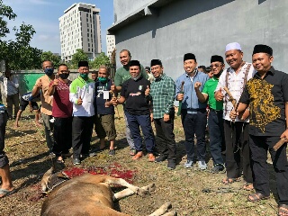 Paslon Bupati & Wakil Bupati Turut Saksikan Pemotongan Sapi Kurban PKB Riau