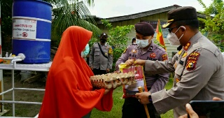 Kapolres Siak Kembali Bagikan Ratusan Paket Sembako, Masker & Vitamin Kepada Masyarakat