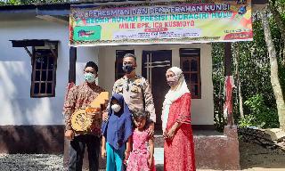 Ica Kusmoyo Saat Terima Kunci Rumah Baru Program Presisi Kapolres Inhu