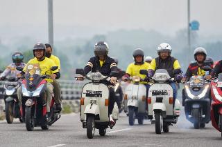 Syamsuar Mengaspal dengan Vespa Cinta, Ajak Insan Pers Ngopi Bareng