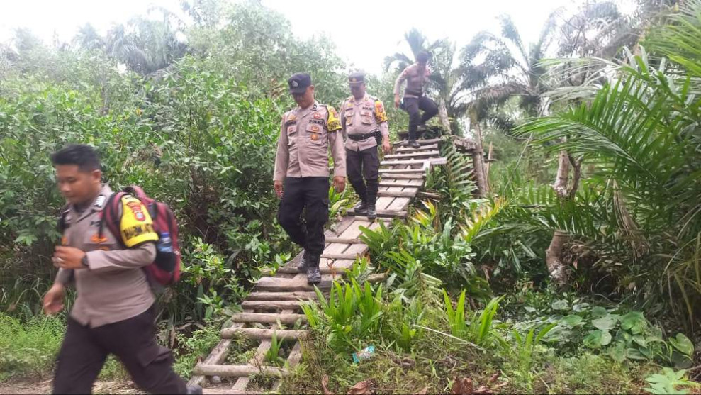 Lewati Jembatan Extrim, Kapolsek Tempuling Sampaikan Pesan Pilkada Damai kepada Masyarakat
