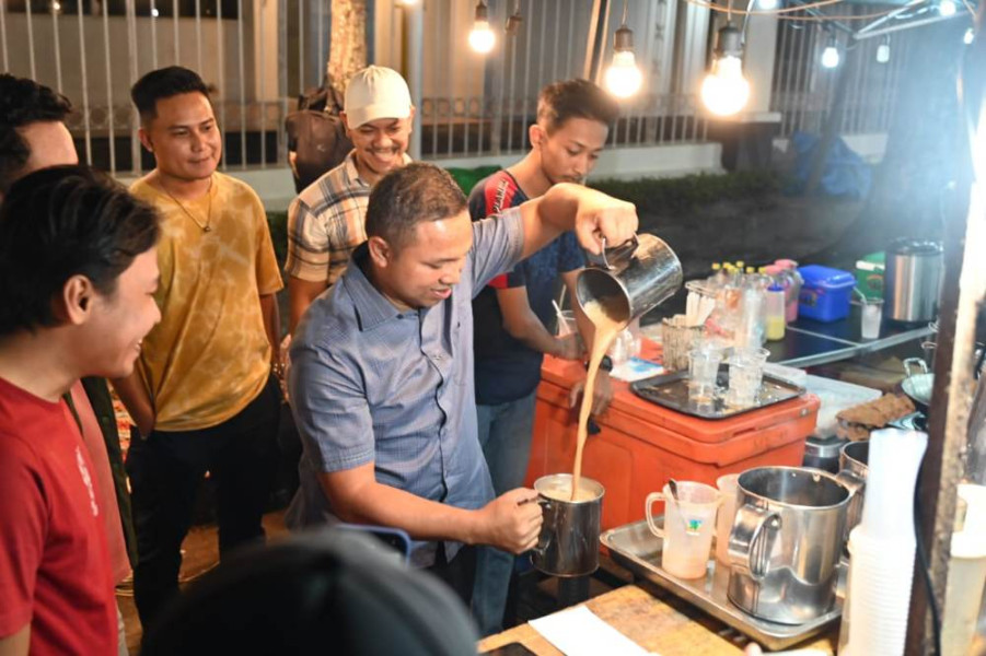 Saat Wisata Kuliner, Bang Abdul Wahid Unjuk Gigi Racik Teh Tarik Minuman Favorit
