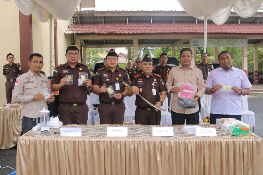 Telah Inkracht, Kejari Abdya Musnahkan Puluhan Barang Bukti