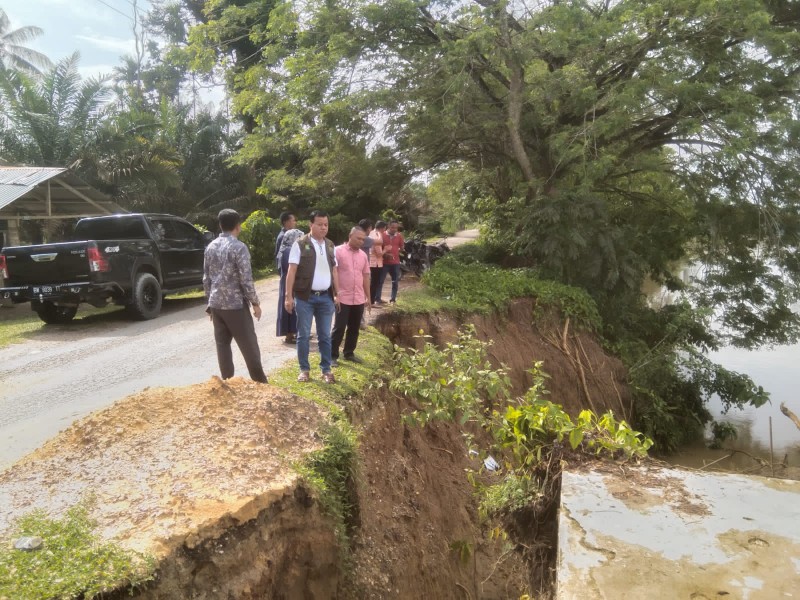 Tindaklanjuti Laporan Warga, Suhardiman Tinjau Tebing Longsor di Pulau Panjang Cerenti
