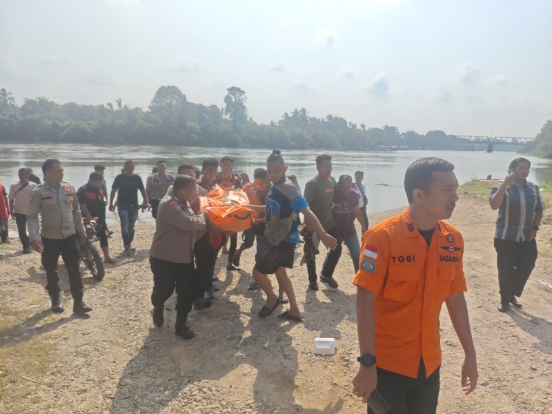Tim SAR Temukan Korban Jatuh dari Jembatan Rantau Berangin dalam Kondisi Meninggal