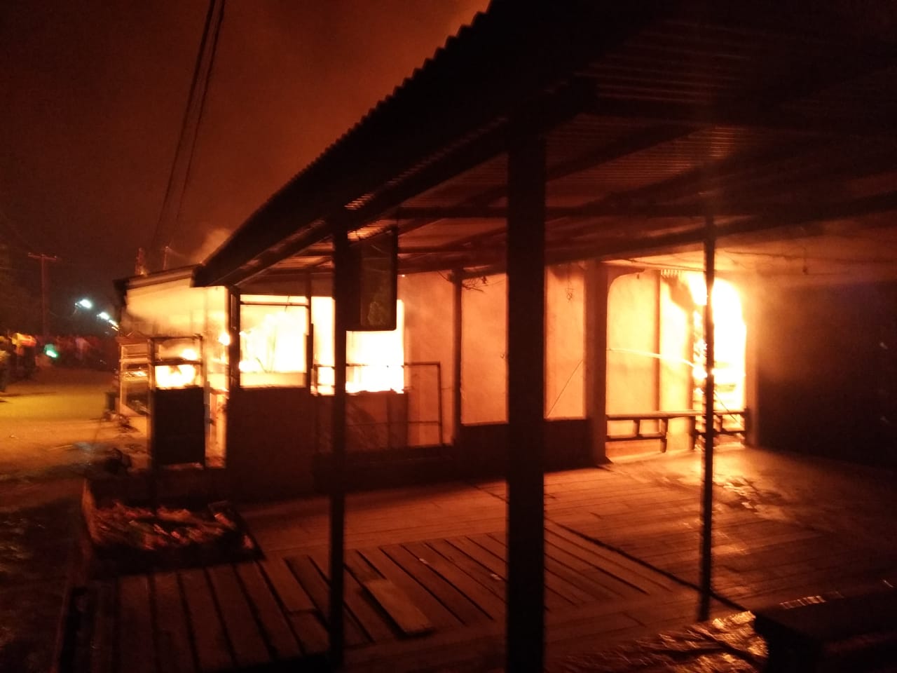 6 Kios di Pasar Pulau Burung Hangus Terbakar