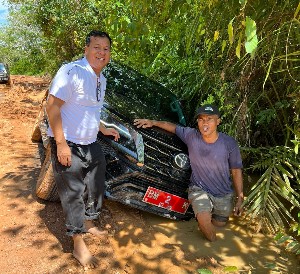 Tinjau Perbaikan Jalan Ketaping Jaya Inuman, BM 2 K Plt Bupati Terperosok di Jalan Berlumpur