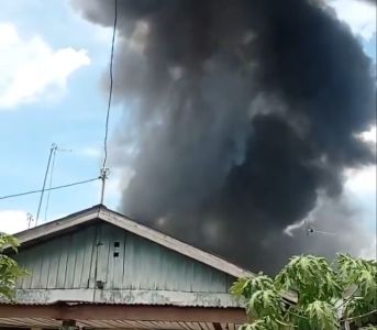 Gudang Tinner di Pekanbaru Riau Terbakar Hebat, Satu Petugas Damkar Gugur  