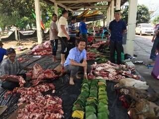 Gelorakan Semangat Ramah Lingkungan, Polres Inhu Bagikan Daging Berbungkus Daun Pisang