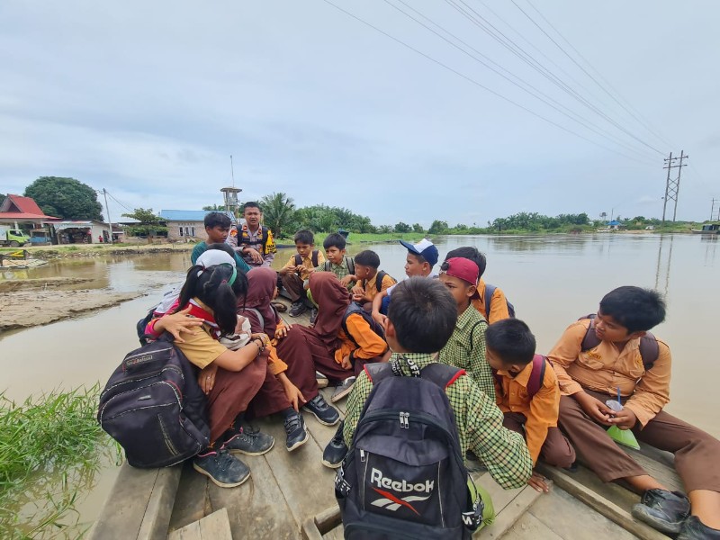 Cooling System, Polsek Bonai Darussalam Edukasi Pelajar Menggunakan Transportasi Air