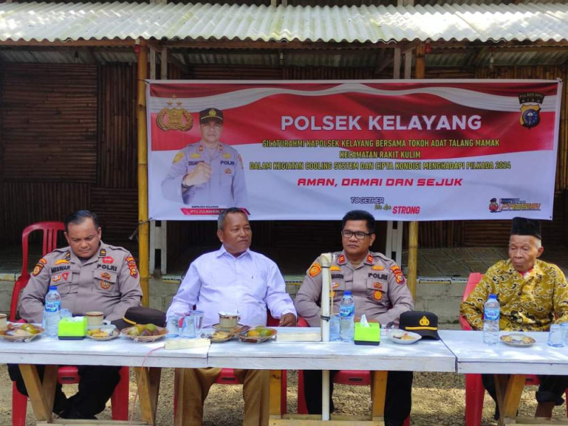 Kapolsek Kelayang Sambangi Suku Pedalaman Bertemu Para Batin Sampaikan Pesan Pilkada Damai