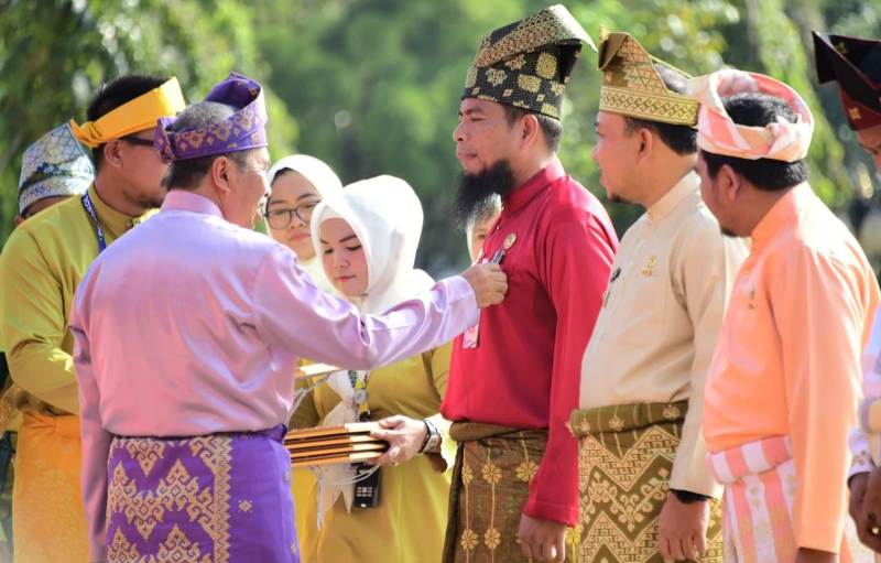 HUT ke-66 Provinsi Riau, Bupati Kasmarni Terima Anugerah Lencana Wira Bangun Desa dari Gubri
