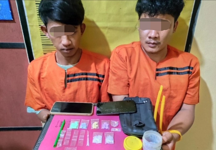 Kontrakan di Inhu Kena Grebek, 2 Orang Digelandang Polisi Usai Temukan Barang Haram di Bagasi Motor