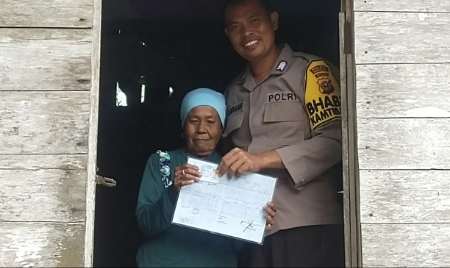 70 Tahun Gelap Gulita, Alhamdulillah Polisi Baik Hati Pasang Instalasi Listrik Rumah Warga Kurang Mampu