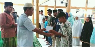 Pengurus Masjid Usang Raudhatul Jannah Salurkan Santunan Bagi Anak Yatim Piatu