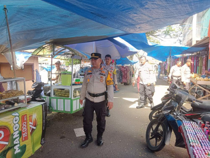Berikan Edukasi Pasca Pilkada, Kapolsek Tempuling Patroli Jalan Kaki Bersama Personil di Pasar Sungai Salak